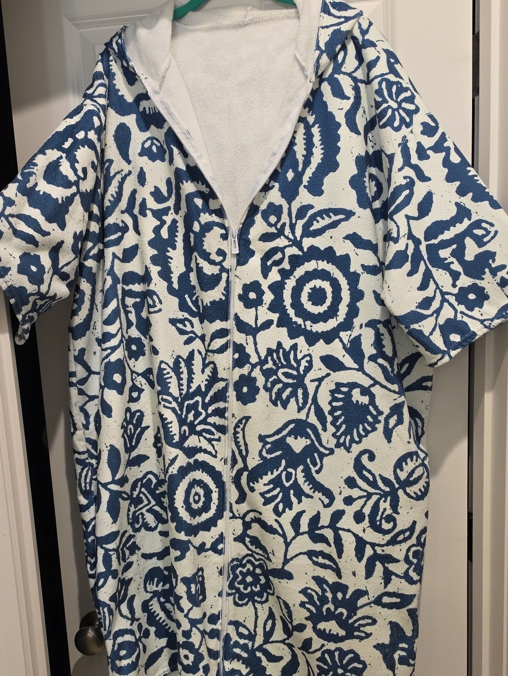 NWOT  Blue & White Floral Full  Zip Hoodie Cover-Up 2x/3x